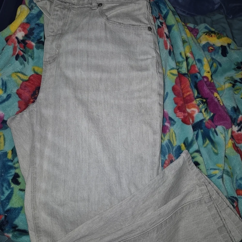 ❗️NWOT❗️Loft Curvey High Waist Straight Crop Gray Denim 👖Jeans 8/29